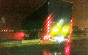 Un TIR a încălecat un parapet de beton